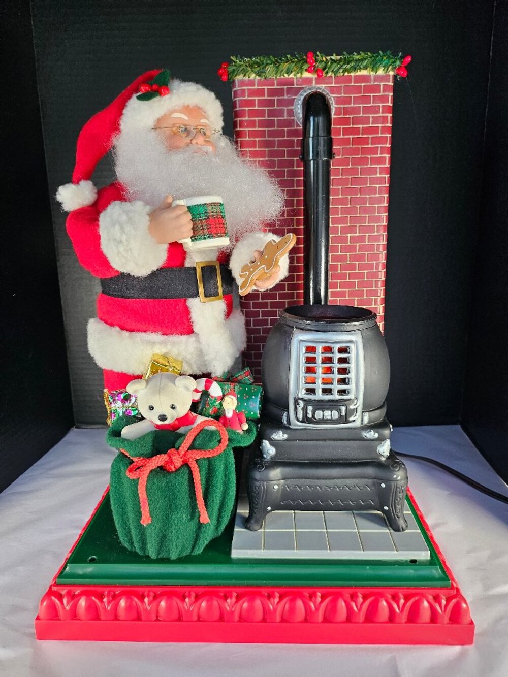 1994 Holiday Creations Animated Musical Santa With Pot Belly Stove Display